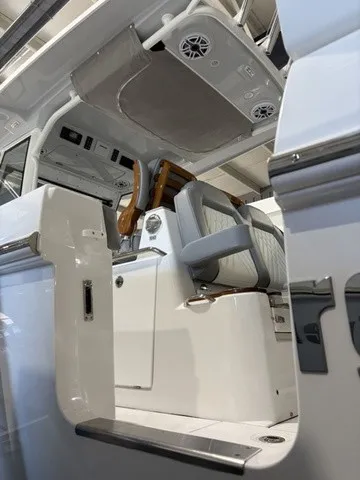 Slide: The Image of Everglades 315 Center Console 2025 - 18