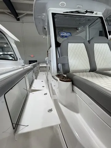 Slide: The Image of Everglades 315 Center Console 2025 - 15