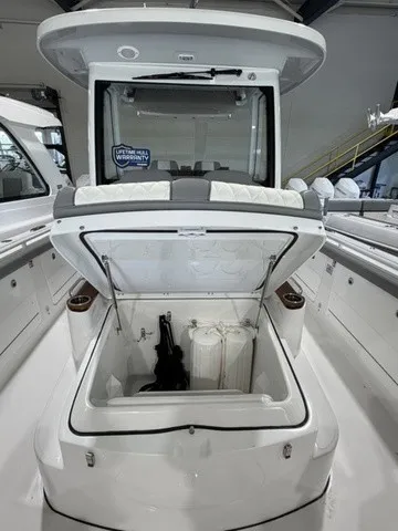 Slide: The Image of Everglades 315 Center Console 2025 - 16