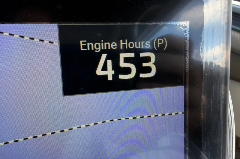 Slide: The Image of Display showing 453 engine hours on a 2020 Nor-Tech vessel. - 19
