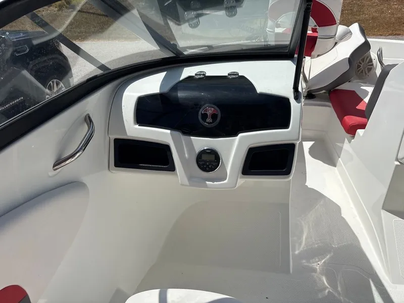 Slide: The Image of Tahoe 550 TF 2018 - 14