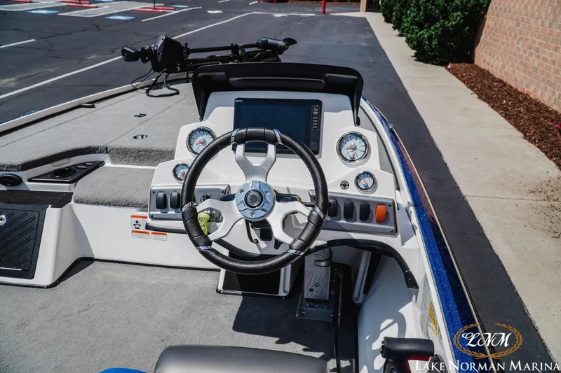 Slide: The Image of Steering console of 2025 Nitro Z18 Pro boat at Lake Norman Marina. - 10