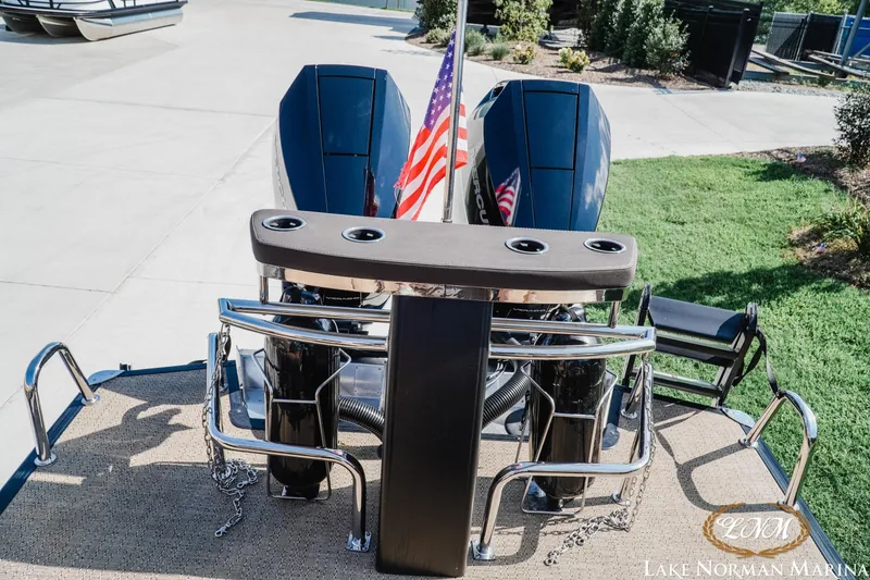 Slide: The Image of 2025 Barletta L25MAT pontoon boat with dual engines and American flag at Lake Norman Marina. - 18