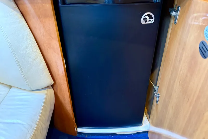 Slide: The Image of Black Igloo fridge inside 2005 Cranchi Endurance 41 yacht cabin. - 39