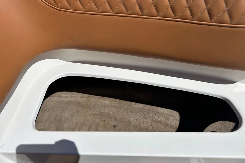 Slide: The Image of Interior detail of a 2000 MasterCraft MariStar 210 VRS boat with tan upholstery. - 17