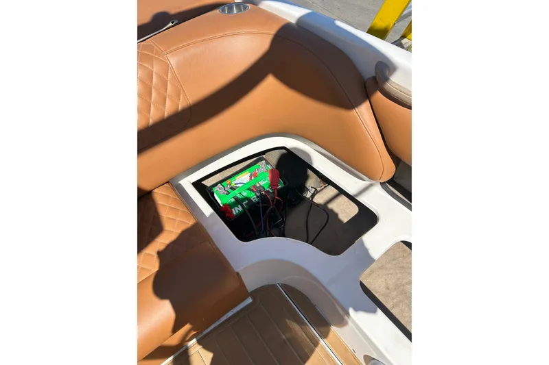 Slide: The Image of 2000 MasterCraft MariStar 210 VRS boat interior with battery compartment open. - 19