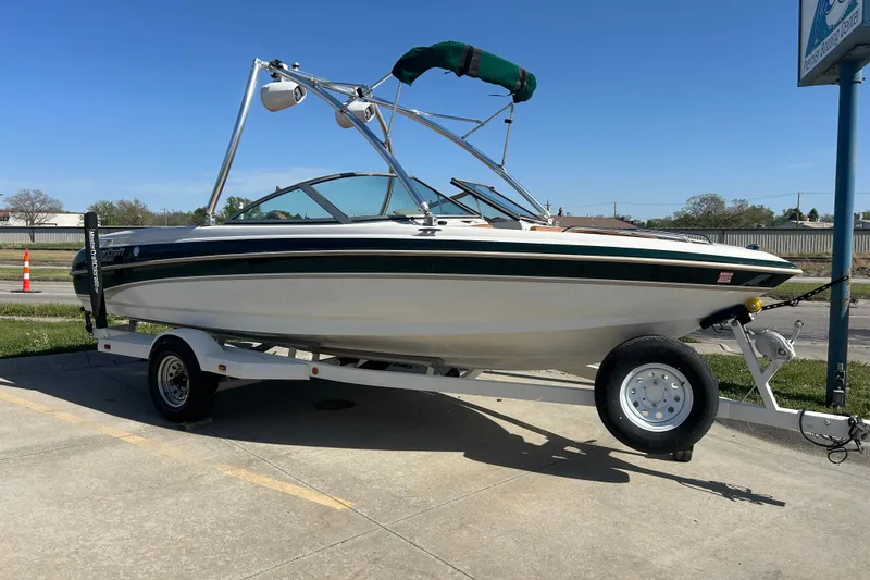 The Image of 2000 MasterCraft MariStar 210 VRS boat on trailer, parked outdoors under clear sky. - 0