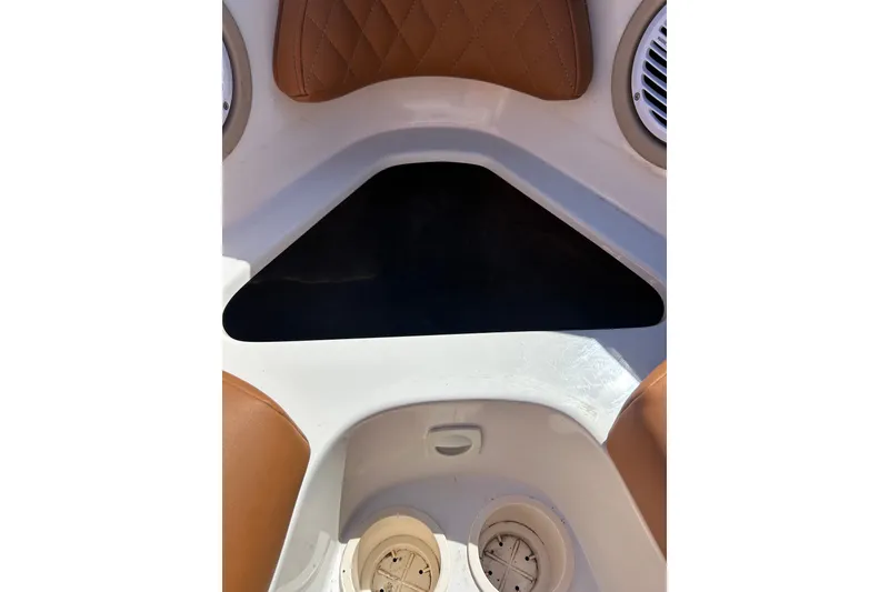 Slide: The Image of Interior view of 2000 MasterCraft MariStar 210 VRS boat with brown seating. - 15