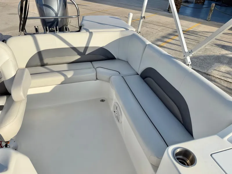 Slide: The Image of Hurricane FunDeck 198 RE 2019 - 17