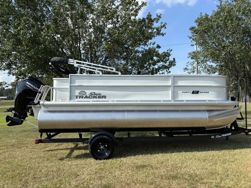 The Image of Sun Tracker Party Barge 18 DLX 2027 - 1