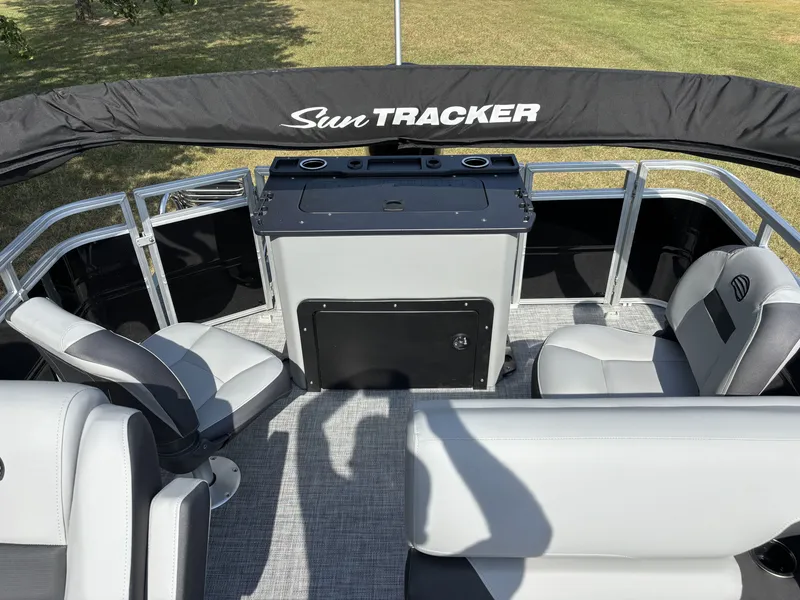 Slide: The Image of Sun Tracker SportFish 20 DLX 2026 - 16