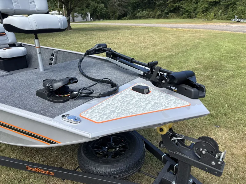 Slide: The Image of Tracker Bass Tracker Classic Limited 2027 - 15