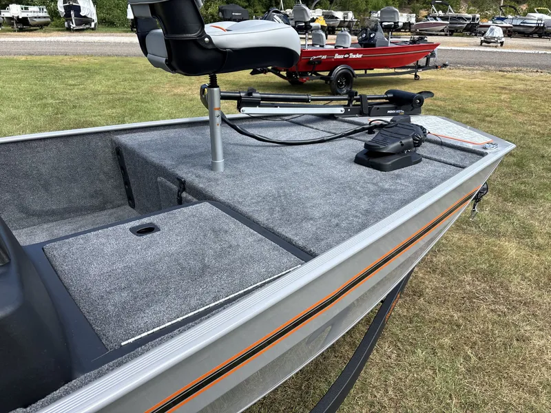 Slide: The Image of Tracker Bass Tracker Classic Limited 2027 - 14