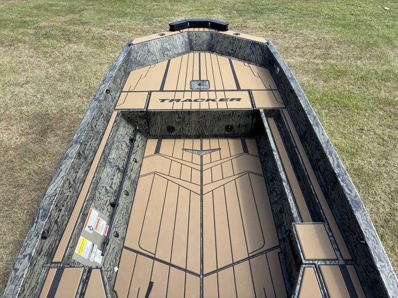 Slide: The Image of Tracker Grizzly 1553 T Timber 2027 - 14