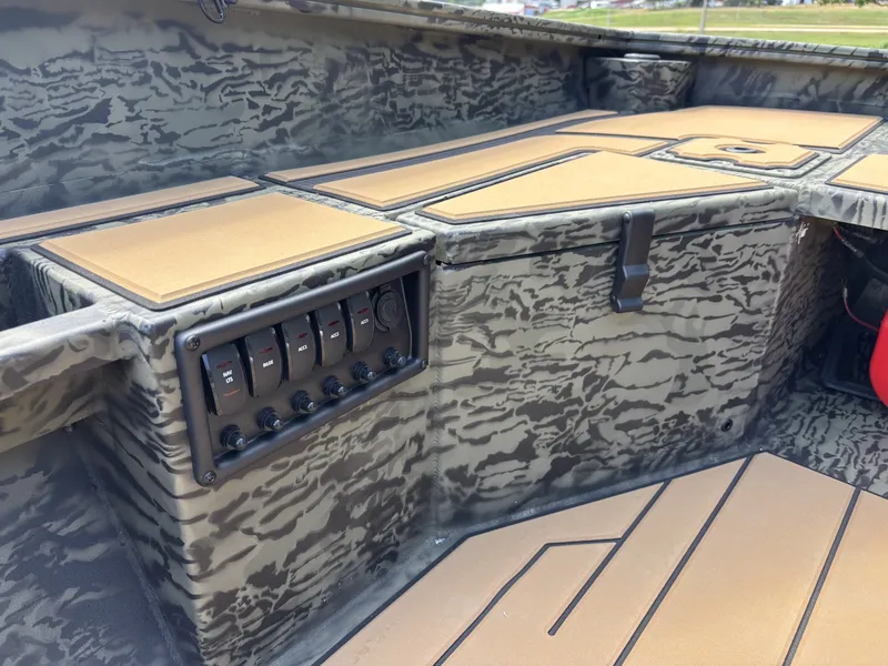 Slide: The Image of Tracker Grizzly 1553 T Timber 2027 - 17