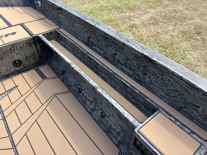 Slide: The Image of Tracker Grizzly 1553 T Timber 2027 - 15