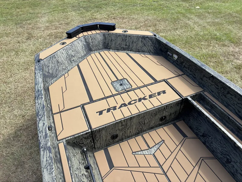 Slide: The Image of Tracker Grizzly 1553 T Timber 2027 - 16