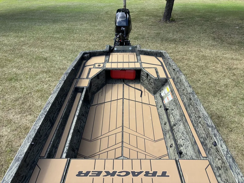 Slide: The Image of Tracker Grizzly 1553 T Timber 2027 - 18