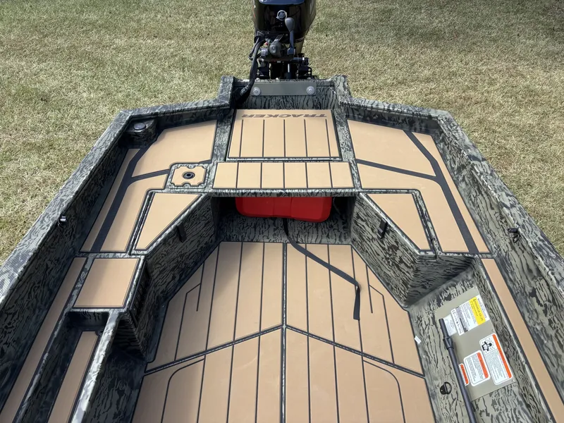 Slide: The Image of Tracker Grizzly 1553 T Timber 2027 - 19