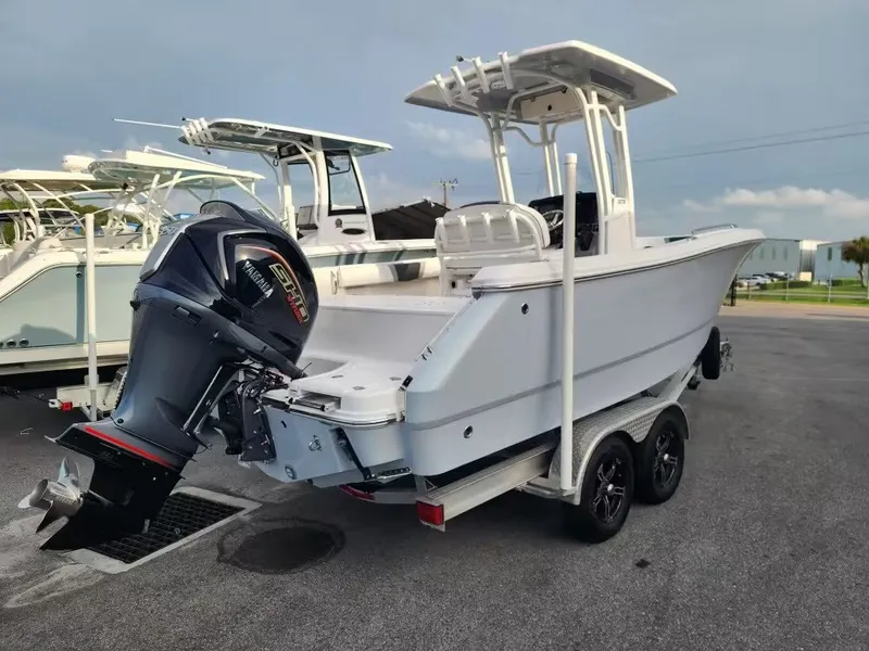 The Image of Robalo R230 Center Console 2022 - 1