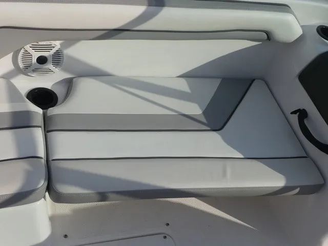Slide: The Image of The 2018 Yamaha AR190 features a cushioned bench seat with gray upholstery and a cup holder. - 18