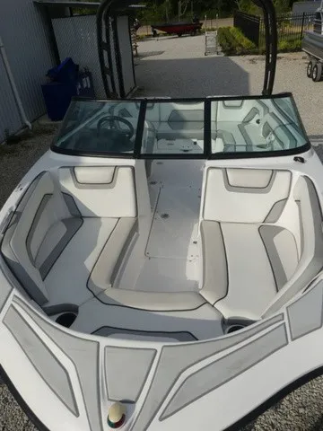 Slide: The Image of The image shows the cockpit of a 2018 Yamaha AR190 boat with white upholstery. - 29