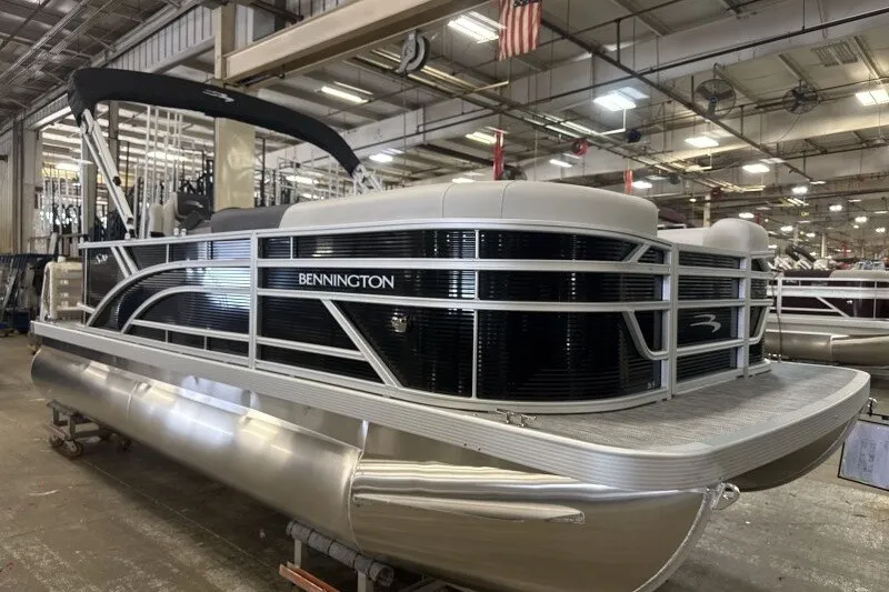 The Image of 2027 Bennington S1 20 Cruise pontoon boat in a showroom setting. - 0