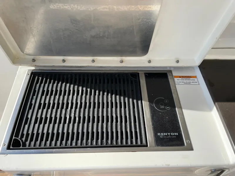 Slide: The Image of A built-in Kenyon grill on a 2012 Sea Ray 470 Sundancer boat. - 16