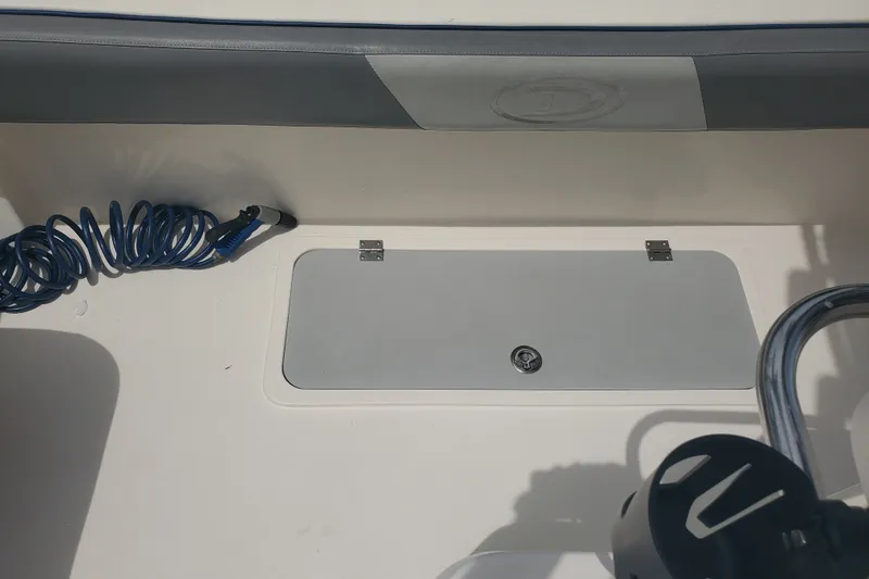 Slide: The Image of The image shows the cockpit of a Defiance Commander 220 EX with a gray hatch and blue hose. - 19