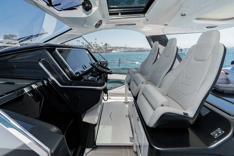 Slide: The Image of Azimut Verve 48 2025 - 32