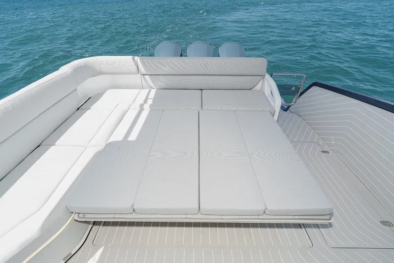 Slide: The Image of Azimut Verve 48 2025 - 27