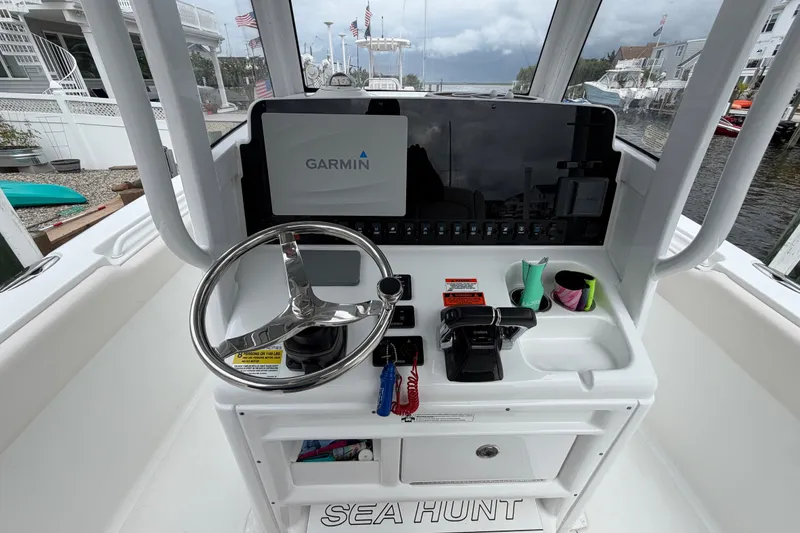 Slide: The Image of 2019 Sea Hunt Gamefish 25 helm with Garmin navigation system and steering wheel. - 18