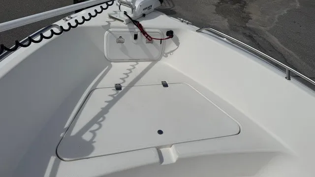 Slide: The Image of The image shows the bow deck of a 2007 Pro-Line SPORT SERIES 20 boat with storage. - 10