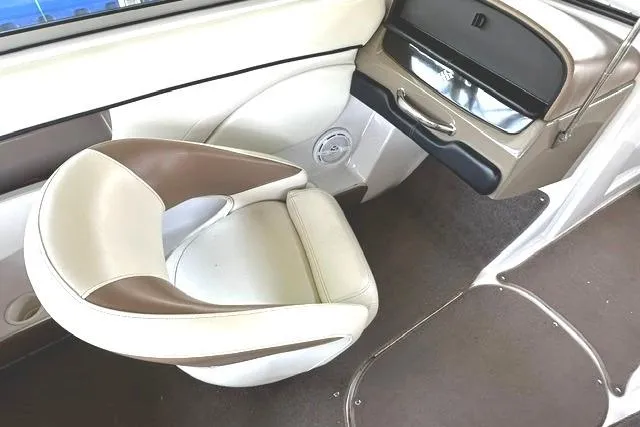 Slide: The Image of Interior of 2007 Four Winns 200 Horizon boat, featuring a stylish, cushioned seat. - 10