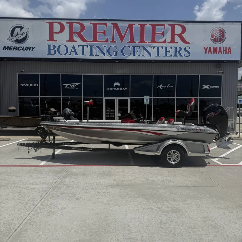 The Image of A 2019 Ranger Z518 boat on a trailer in front of a boating center. - 1