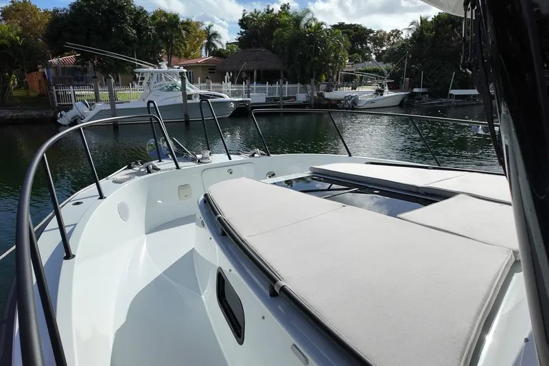 Slide: The Image of Targa 41 boot 2026 bij het water met zonnedek. - 57