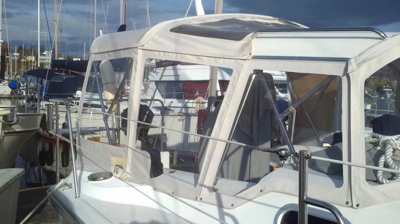 Slide: The Image of Eine Catalina 350 aus dem Jahr 2003 mit einem beigen Verdeck im Hafen. - 16