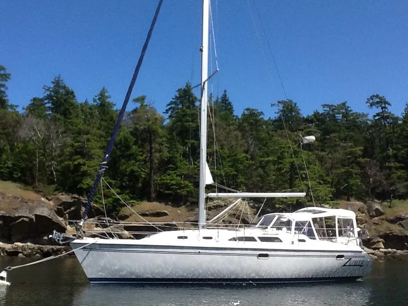 Slide: The Image of Eine Catalina 350 aus dem Jahr 2003 liegt vor Anker in einer ruhigen, bewaldeten Bucht. - 45
