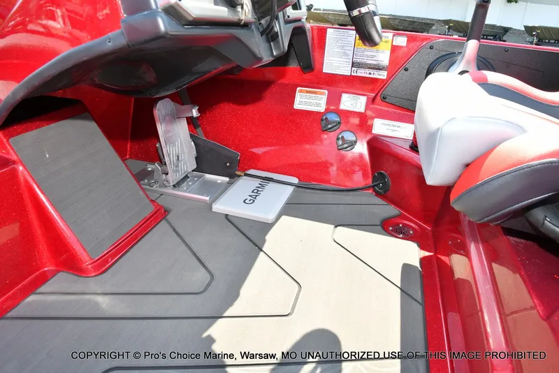 Slide: The Image of The image shows the cockpit of a Nitro Z20 XL Pro boat with a Garmin pedal. - 32