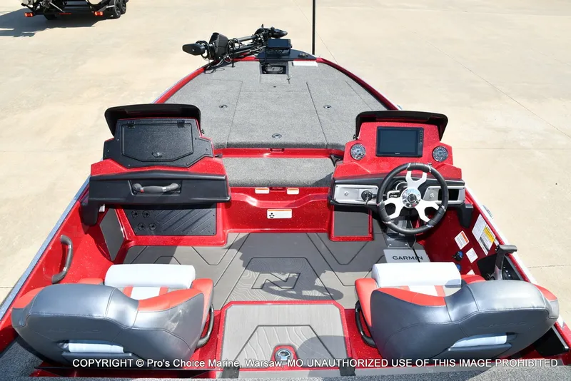 Slide: The Image of The image shows the cockpit of a Nitro Z20 XL Pro boat with gray and red seats. - 16