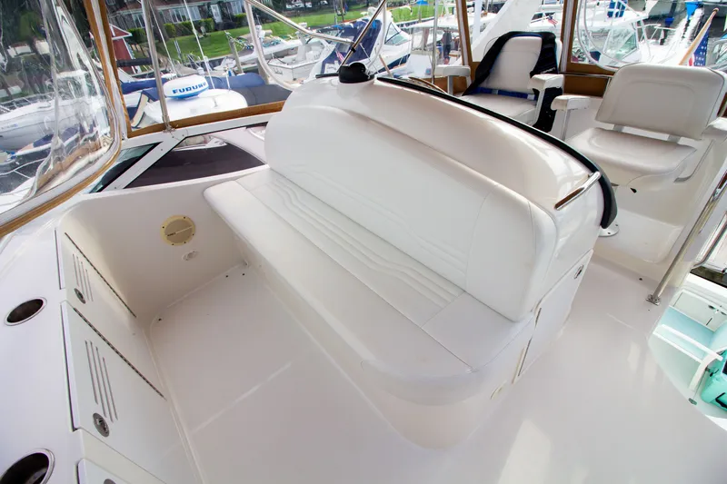 Slide: The Image of The image shows the cockpit of a 2006 Carver 33 Super Sport with white seating. - 45
