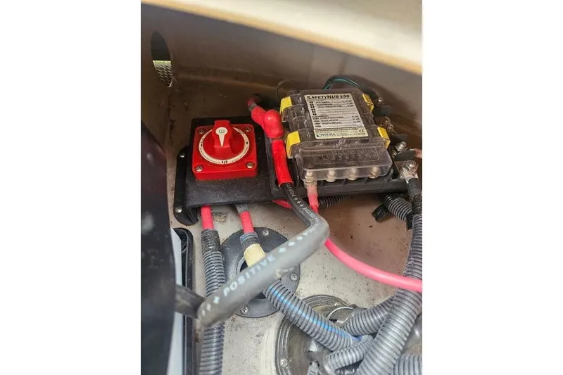 Slide: The Image of 2019 Bennington SX 23 SPDXP boat electrical system with safety hub and wiring. - 7