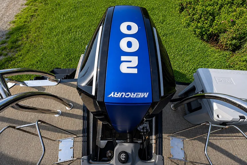 Slide: The Image of 2023 Barletta Corsa 21Q with Mercury 200 outboard engine, top view. - 16