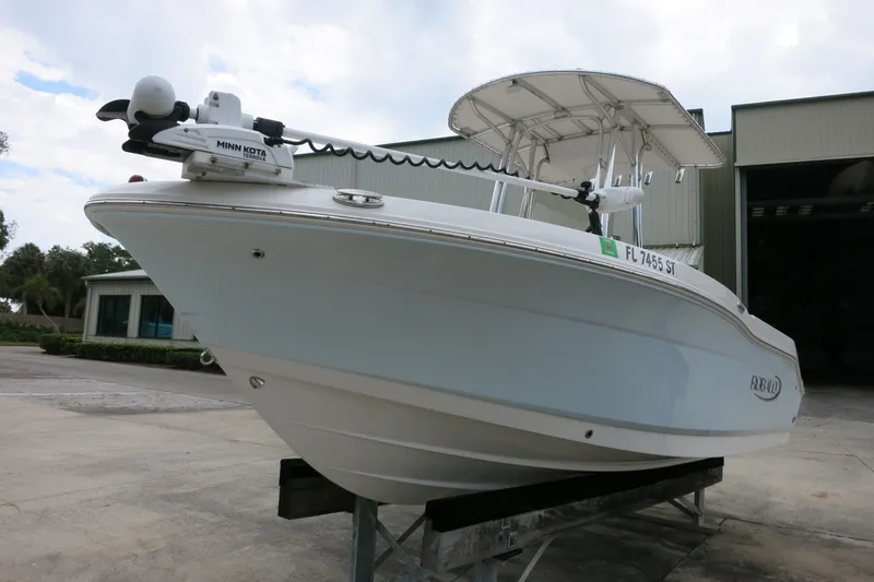Slide: The Image of 2019 Robalo R200 Center Console boat on display, featuring Minn Kota trolling motor. - 4