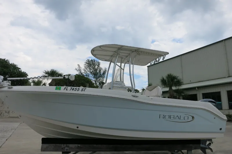 Slide: The Image of 2019 Robalo R200 Center Console boat on display outdoors. - 5