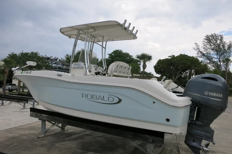 Slide: The Image of 2019 Robalo R200 Center Console boat with Yamaha outboard motor on display. - 6