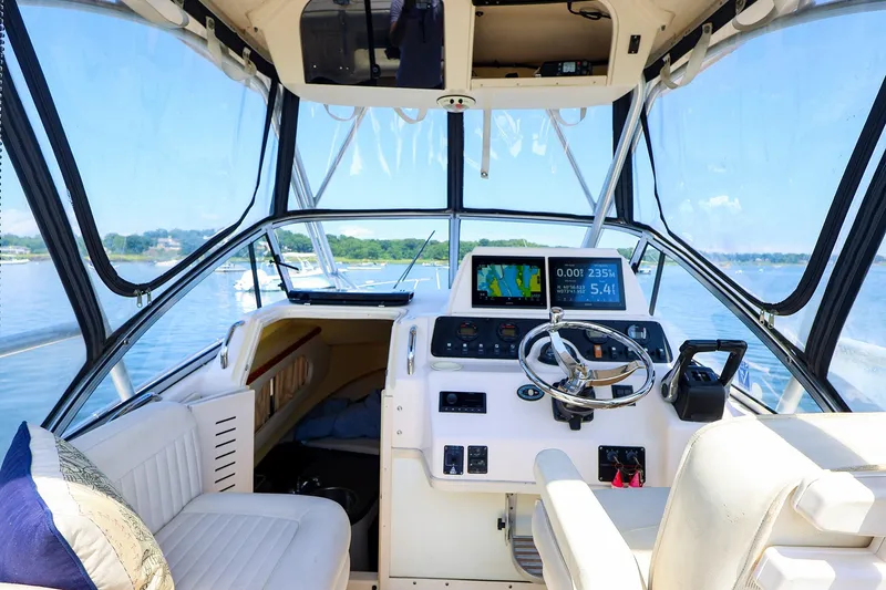 Slide: The Image of 2015 Grady-White Sailfish 282 boat interior with navigation equipment and seating. - 20