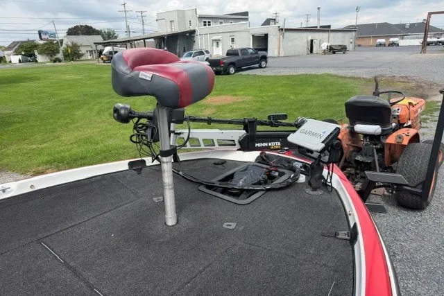 Slide: The Image of 2008 Nitro Z-7 boat deck with seat, Garmin device, and Minn Kota trolling motor. - 6