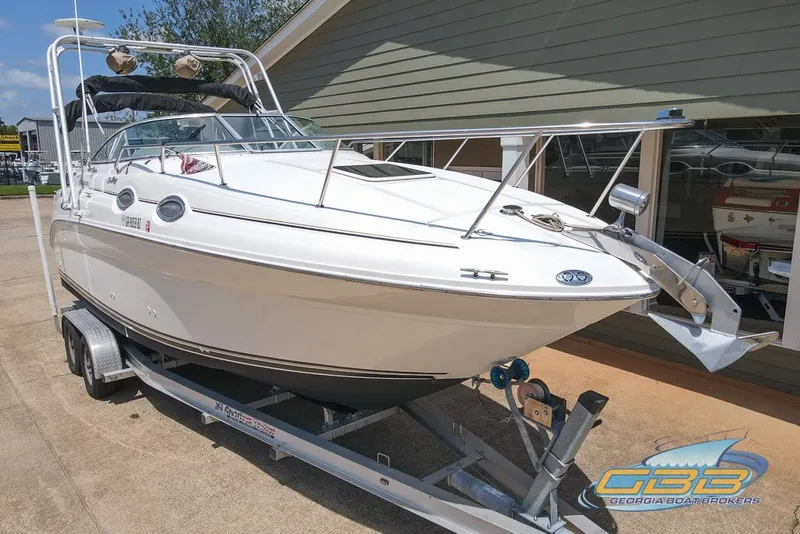 Slide: The Image of 2000 Sea Ray Sundancer 260 boat on trailer, displayed outdoors at Georgia Boat Brokers. - 27
