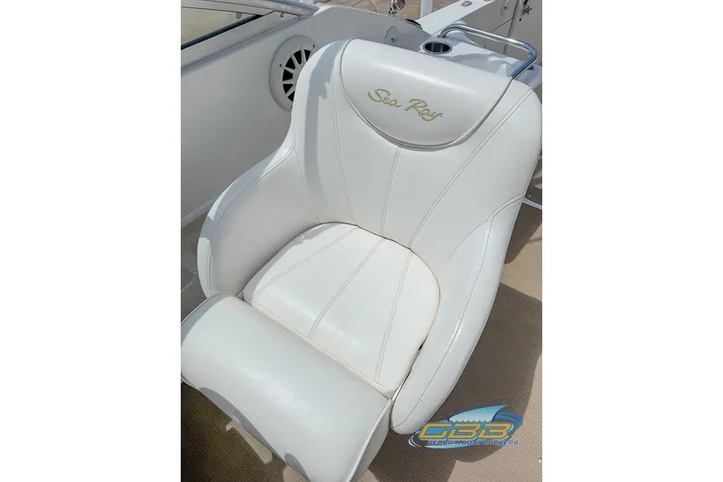 Slide: The Image of White leather seat on a 2000 Sea Ray Sundancer 260 boat. - 34